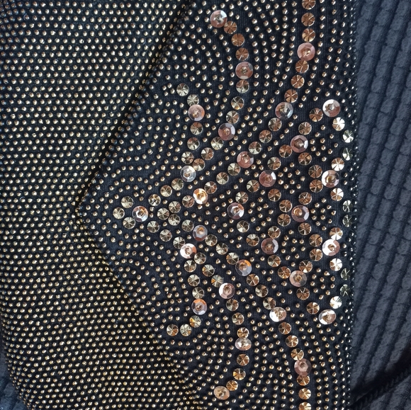 Black and Gold textured Purse with Rope Strap - Picture 2 of 5